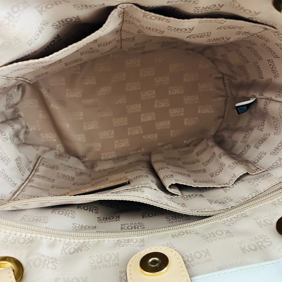 Michael Kors Jet Set Bucket Tote Bag - Picture 8 of 16